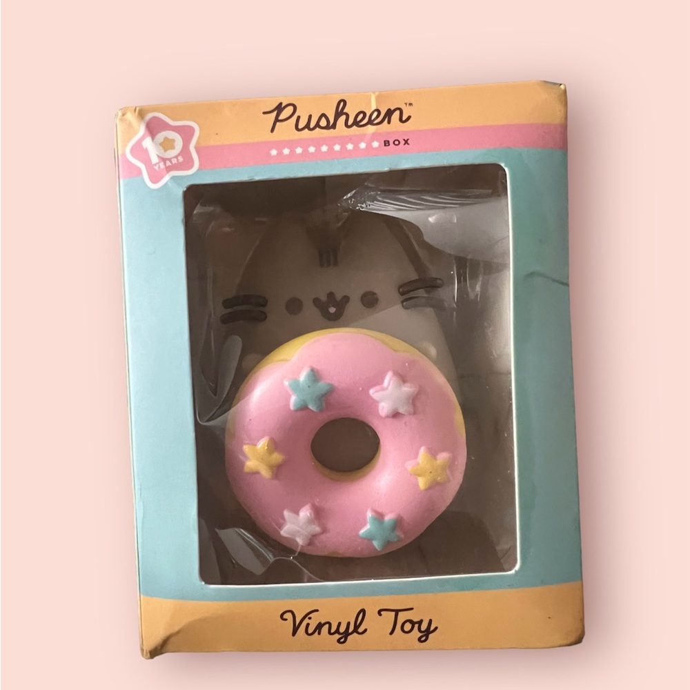 NIB adorable Pusheen vinyl statue holding donut